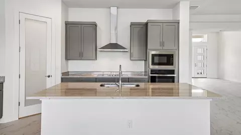 Kitchen - 8255 Golden Beach Ct, Parrish, FL 34219 photo 7 of 10