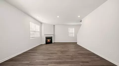 Living - 513 Alder Lane Ct, Griffin, GA 30223 photo 2 of 5
