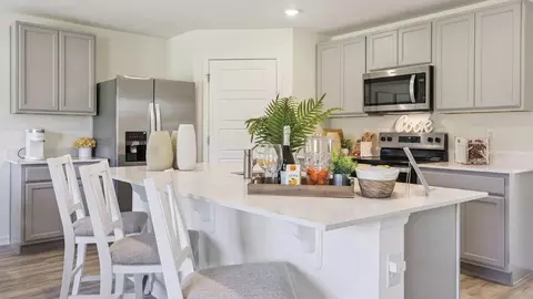 Kitchen - 1076 Bear Hammock Dr, Umatilla, FL 32784 photo 6 of 9