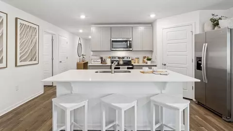 Kitchen - 1076 Bear Hammock Dr, Umatilla, FL 32784 photo 4 of 9