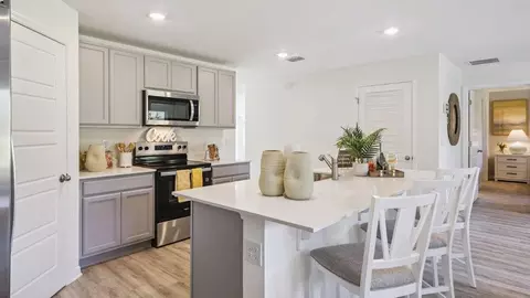 Kitchen - 1076 Bear Hammock Dr, Umatilla, FL 32784 photo 7 of 9