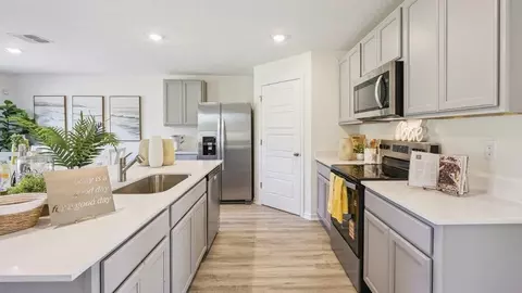 Kitchen - 1076 Bear Hammock Dr, Umatilla, FL 32784 photo 9 of 9