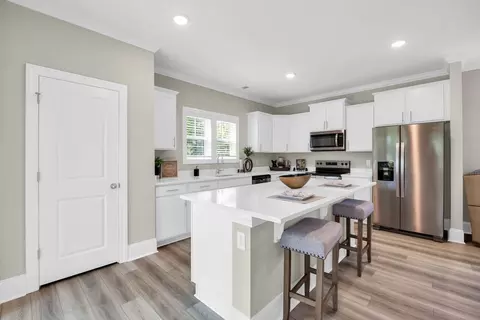 Kitchen - 215 Engineer Ln, Irmo, SC 29063 photo 2 of 4