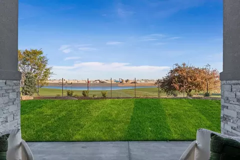 Exterior - 320 N Palmer Ln, Eagle, ID 83616 photo 5 of 8