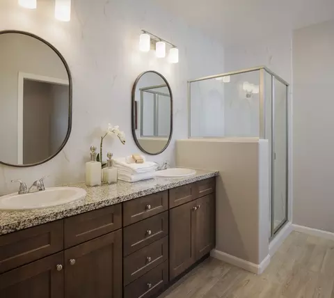 Bath - 1090 Bishop St, Tulare, CA 93274 photo 3 of 3
