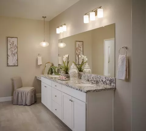 Bath - 1090 Bishop St, Tulare, CA 93274 photo 9 of 12
