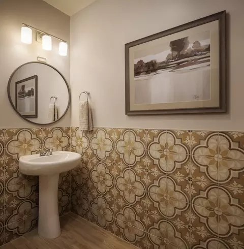 Bath - 1090 Bishop St, Tulare, CA 93274 photo 2 of 3