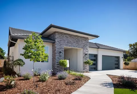 Exterior - 1090 Bishop St, Tulare, CA 93274 photo 3 of 6