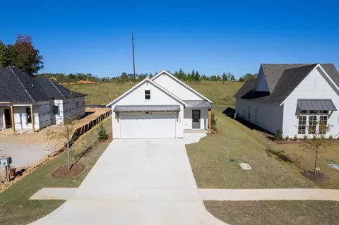 Exterior - 1004 Crossing Ct E, Valley, AL 36854 photo 4 of 7