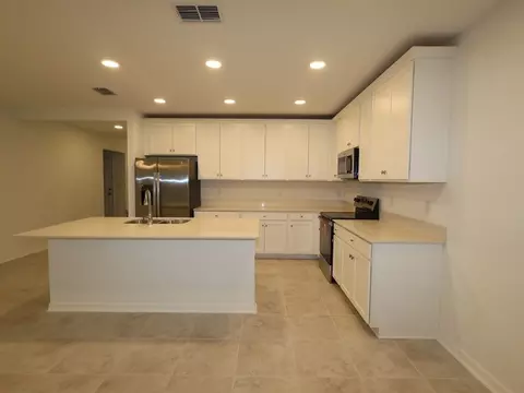 4542 Lake Fox Dr, Lakeland, FL 33810
