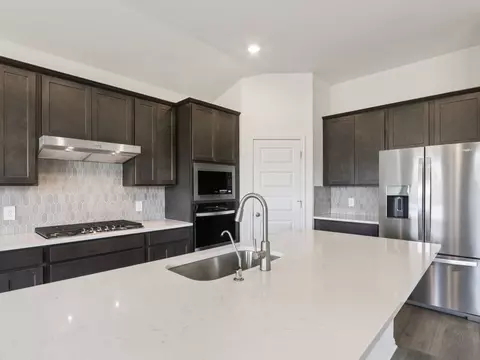 702 Universal Dr, Hutto, TX 78634
