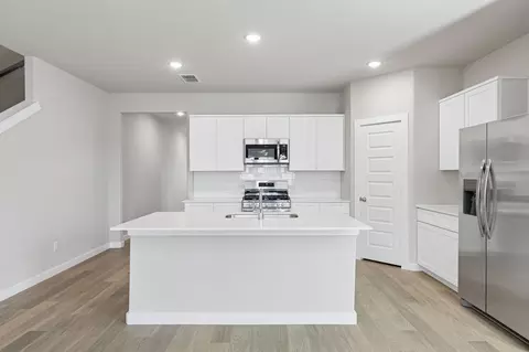 Kitchen - 804 Rockcloud Dr, Haslet, TX 76052 photo 3 of 9