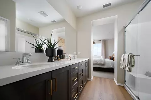 Bath - 16077 W Preserve Loop, Chino, CA 91708 photo 2 of 3