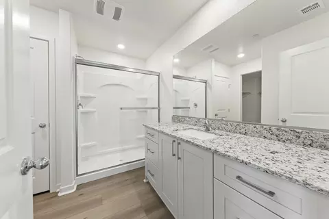 Bath - 7729 Avocado Ln, Bakersfield, CA 93313 photo 1 of 2