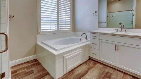 Bath - 20243 Ventana Hills Dr, Clovis, CA 93619 photo 3 of 6