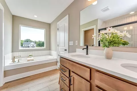Bath - 14 Mazzolla Ct, Delaware, OH 43015 photo 2 of 4
