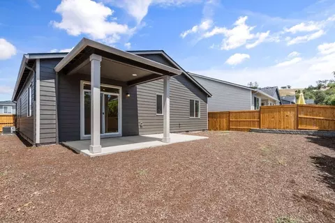 Exterior - 136 Valemont Dr, Eagle Point, OR 97524 photo 2 of 2