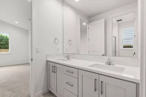 Bath - 136 Valemont Dr, Eagle Point, OR 97524 photo 1 of 1