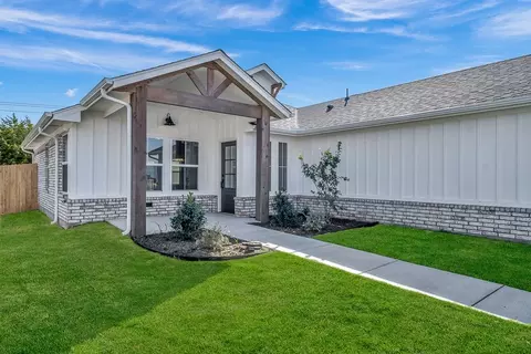 Exterior - 16140 Tall Grass Dr, Moore, OK 73170 photo 9 of 14