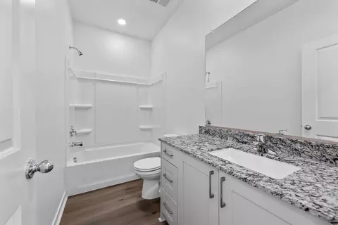 Bath - 7729 Avocado Ln, Bakersfield, CA 93313 photo 2 of 2