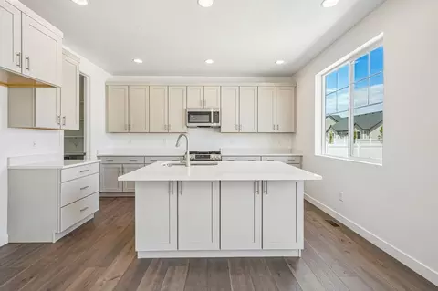 Kitchen - 6417 N Vernon Dr, Eagle Mountain, UT 84005 photo 2 of 5