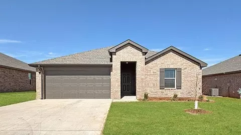 816 Park Place Dr, Newcastle, OK 73065
