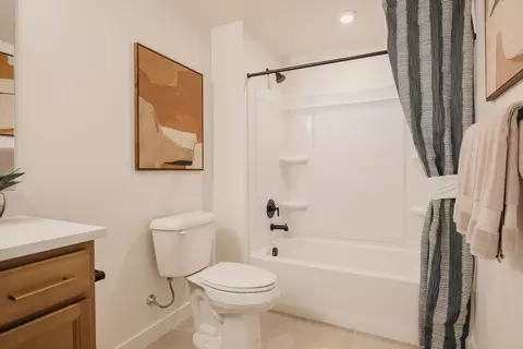 Bath - 3710 N Eagle Meadows Dr, Eagle Mountain, UT 84005 photo 4 of 5