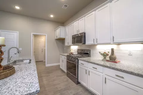 Kitchen - 26309 W 84th Ter, Lenexa, KS 66227 photo 5 of 8