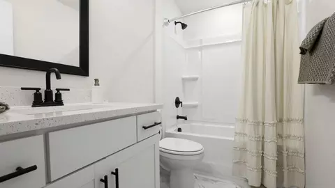 Bath - 1001 Gresham Pl, Woodruff, SC 29388 photo 6 of 13