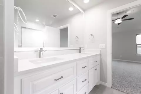 Bath - 2800 Heather Hvn, Moore, OK 73160 photo 1 of 24