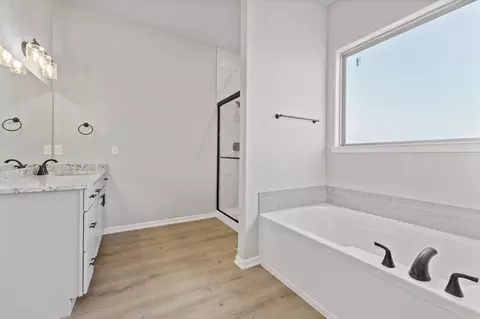 Bath - 19500 Ridgeview Rd, Spring Hill, KS 66083 photo 1 of 5