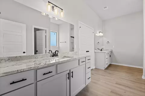 Bath - 19500 Ridgeview Rd, Spring Hill, KS 66083 photo 3 of 5