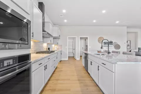 Kitchen - 19500 Ridgeview Rd, Spring Hill, KS 66083 photo 2 of 4