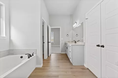 Entry Way - 19500 Ridgeview Rd, Spring Hill, KS 66083 photo 4 of 5