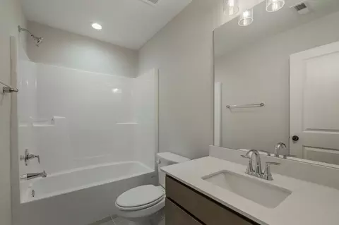 Bath - 436 Lakeview Way, Lagrange, GA 30241 photo 3 of 4