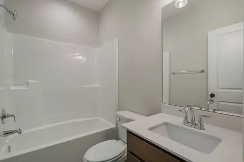 Bath - 436 Lakeview Way, Lagrange, GA 30241 photo 2 of 4