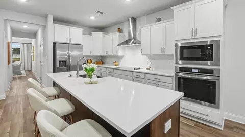 Kitchen - 3901 Newman Rd, Mobile, AL 36695 photo 2 of 5