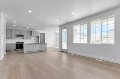 Living - 6792 N Desert Crk, Eagle Mountain, UT 84005 photo 4 of 4