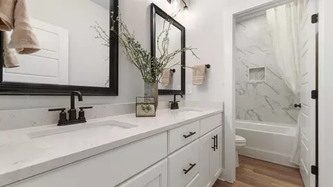 Bath - 10663 Mcleod Rd, Mobile, AL 36695 photo 2 of 3
