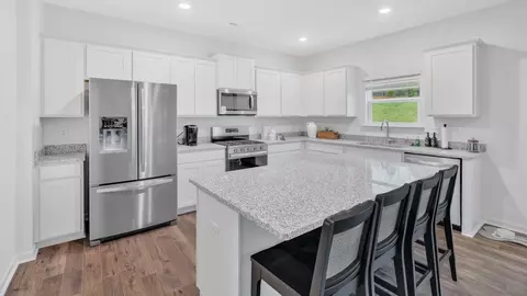 Kitchen - 1002 Persimmon Holw, Greeneville, TN 37745 photo 2 of 5