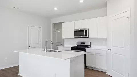 Kitchen - 1795 Pumpkin Ridge Rd, Circleville, OH 43113 photo 3 of 11
