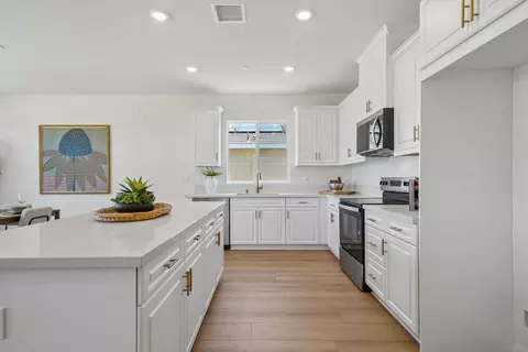Kitchen - 27329 Dunite Dr, Perris, CA 92571 photo 3 of 4