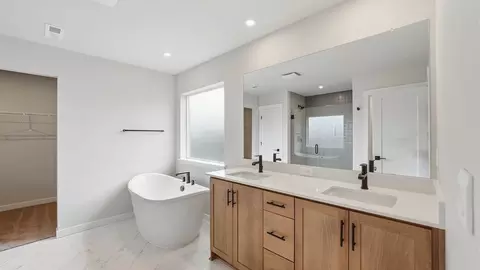 Bath - 21217 SE Pelee Dr, Bend, OR 97702 photo 2 of 10