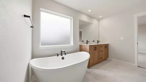 Bath - 21217 SE Pelee Dr, Bend, OR 97702 photo 3 of 10