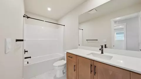 Bath - 21217 SE Pelee Dr, Bend, OR 97702 photo 5 of 10