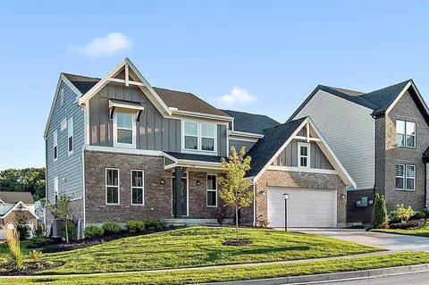 2587 Golden Leaf Dr, Dayton, OH 45431