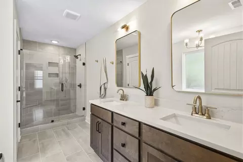 Bath - 9319 Orrin Ave, Ooltewah, TN 37363 photo 4 of 11