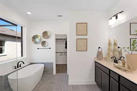 Bath - 400 Arches Dr, Denton, TX 76210 photo 2 of 2
