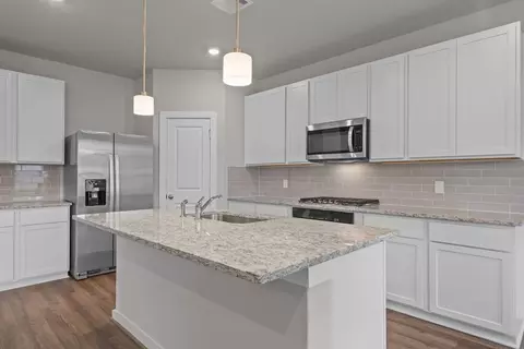 Kitchen - 12076 Moonlight Path Dr, Conroe, TX 77304 photo 4 of 8