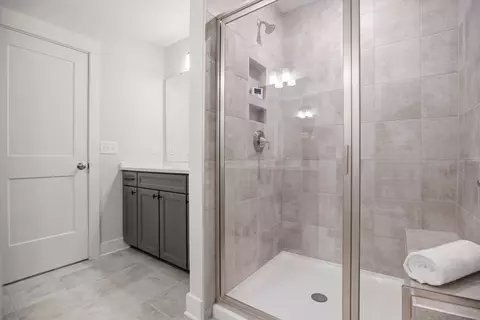 Bath - 5500 Running Fox Ln, Durham, NC 27703 photo 6 of 9